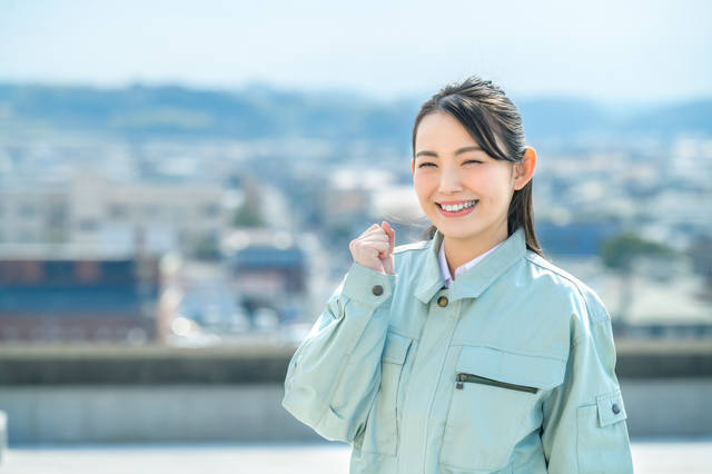 ガッツポーズしいる回収業者の女性